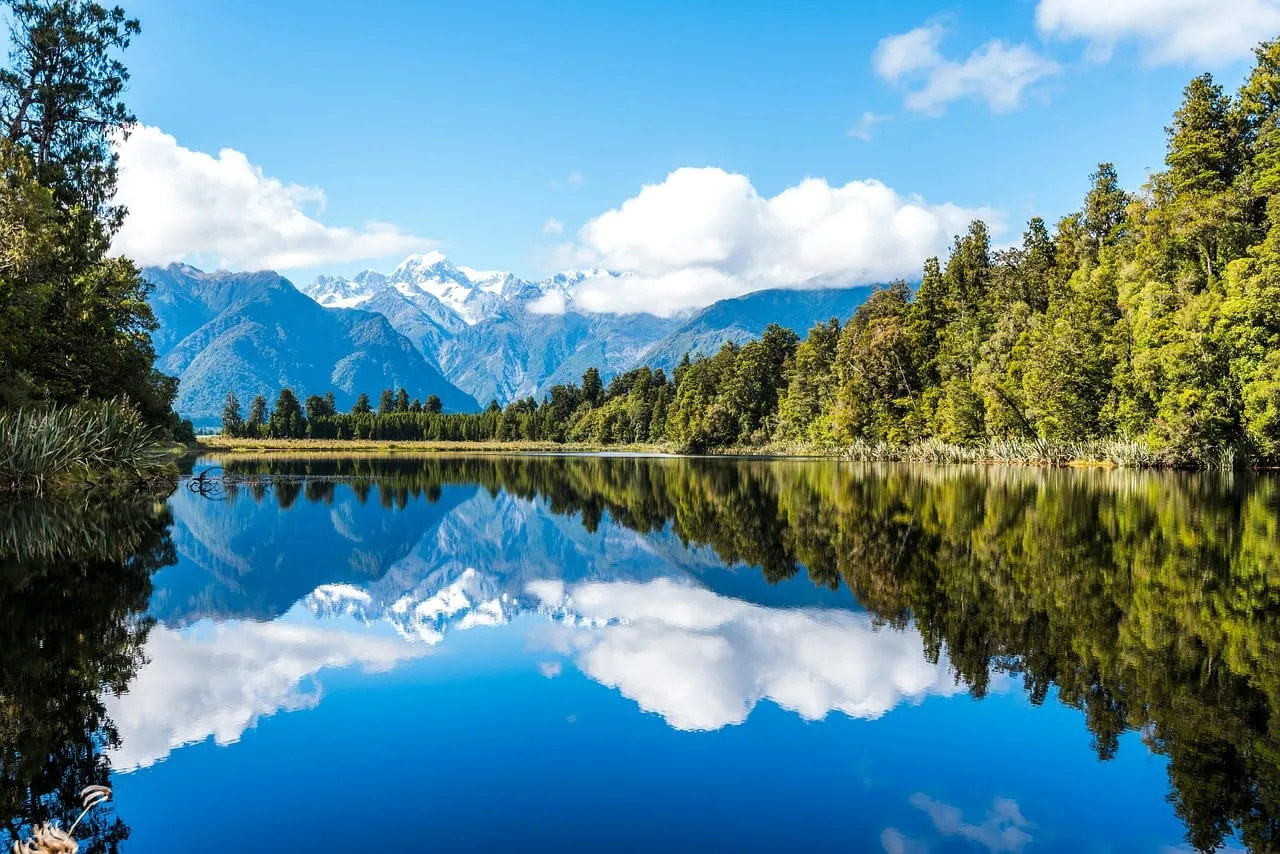 Stunning Mountain Lake Reflection: Nature's Perfect Mirror