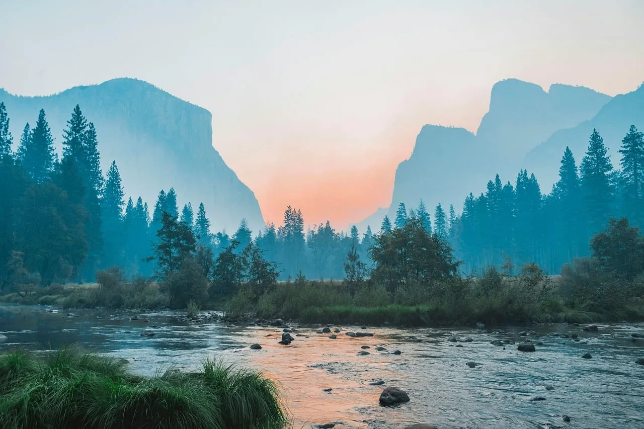 Majestic Golden Hour: Serene Yosemite Valley Sunset