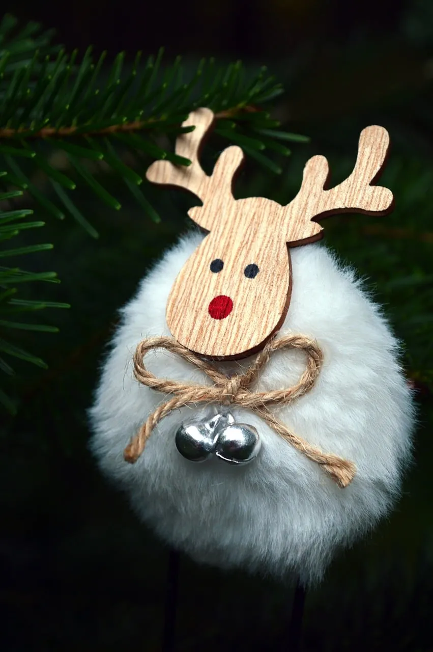 Charming Wooden Reindeer Ornament for Festive Christmas Decor