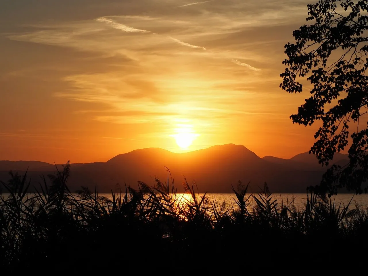 Breathtaking Sunset over Lake Garda's Tranquil Horizon