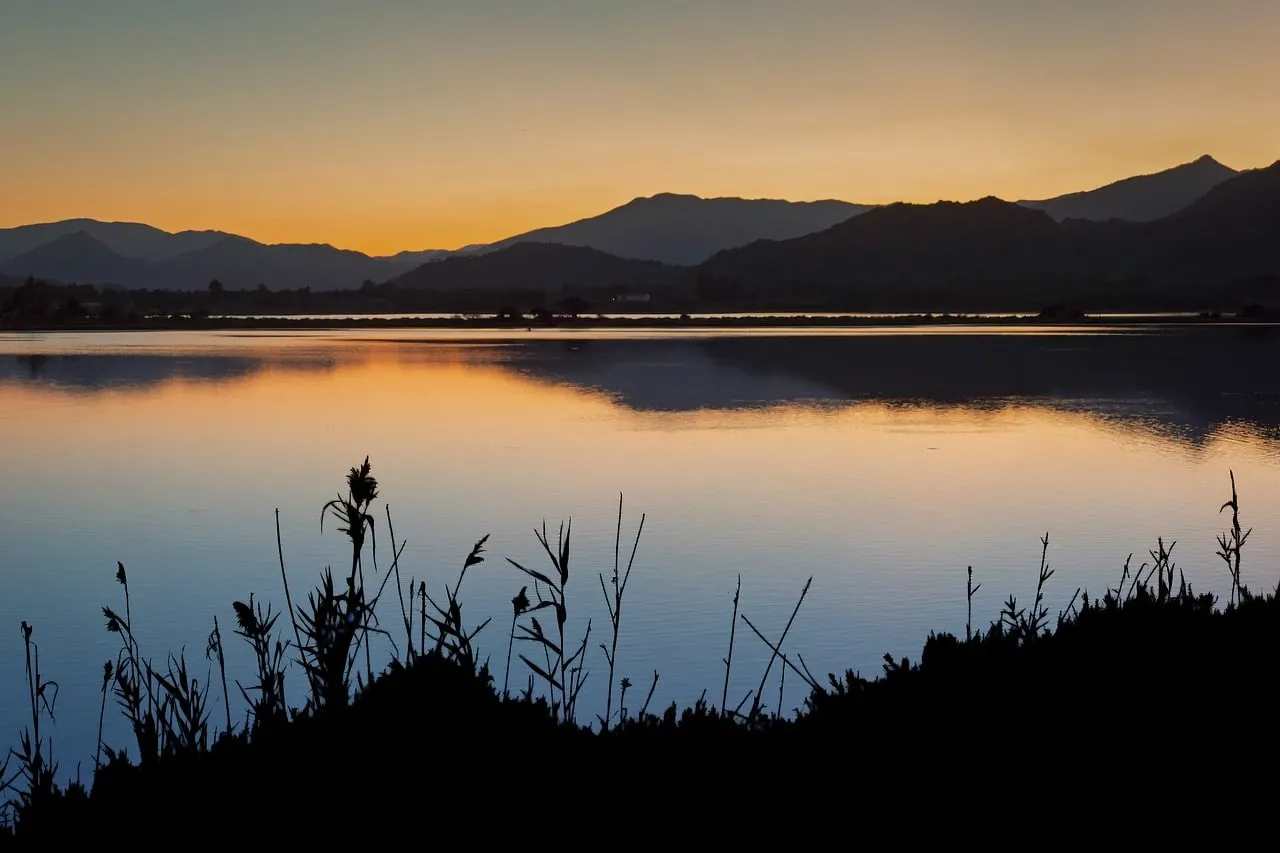 Breathtaking Sunset Lake Reflection: Serene Mountain Landscape