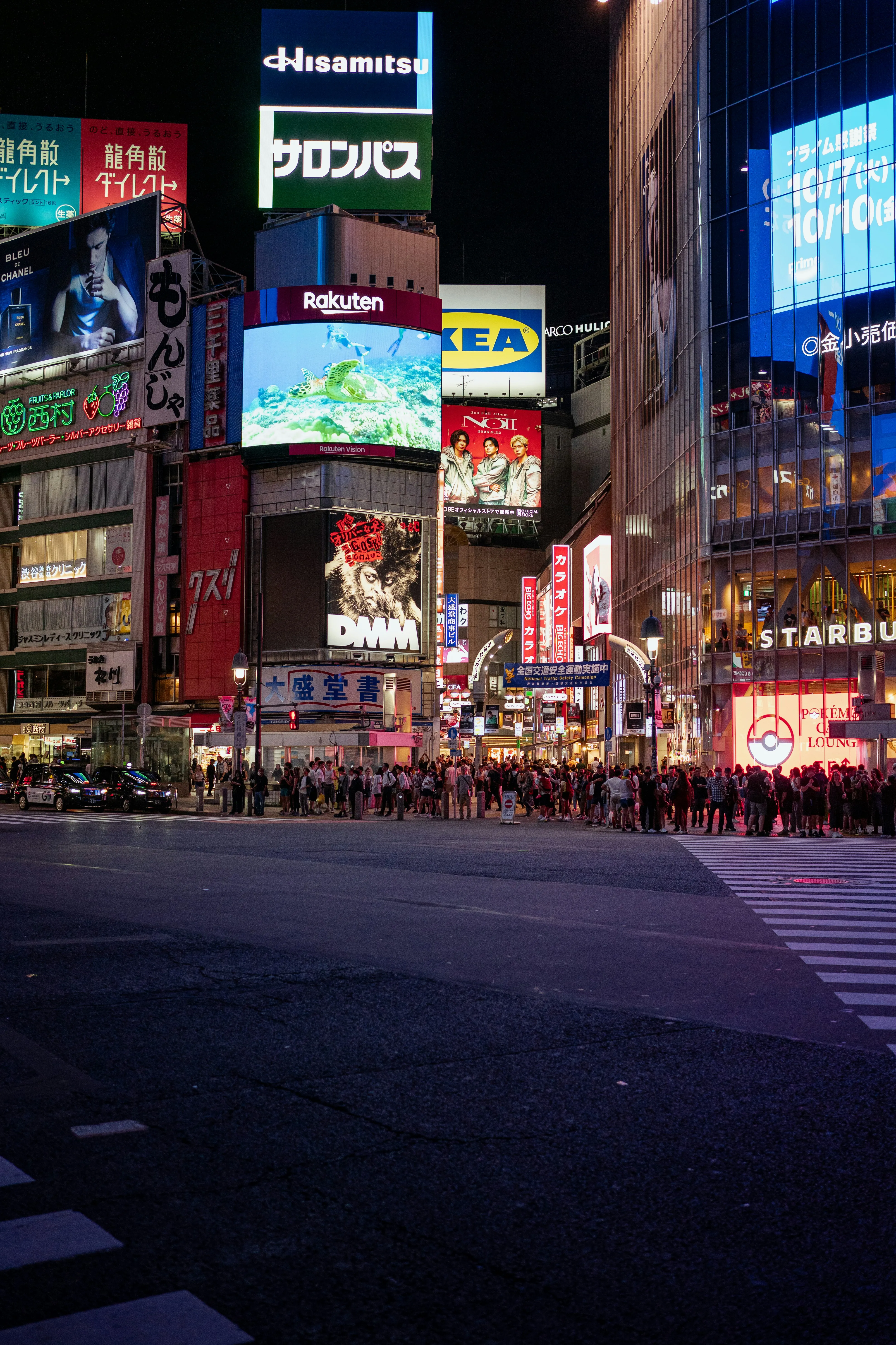 Vibrant Night in Tokyo: Neon Lights and Bustling Streets