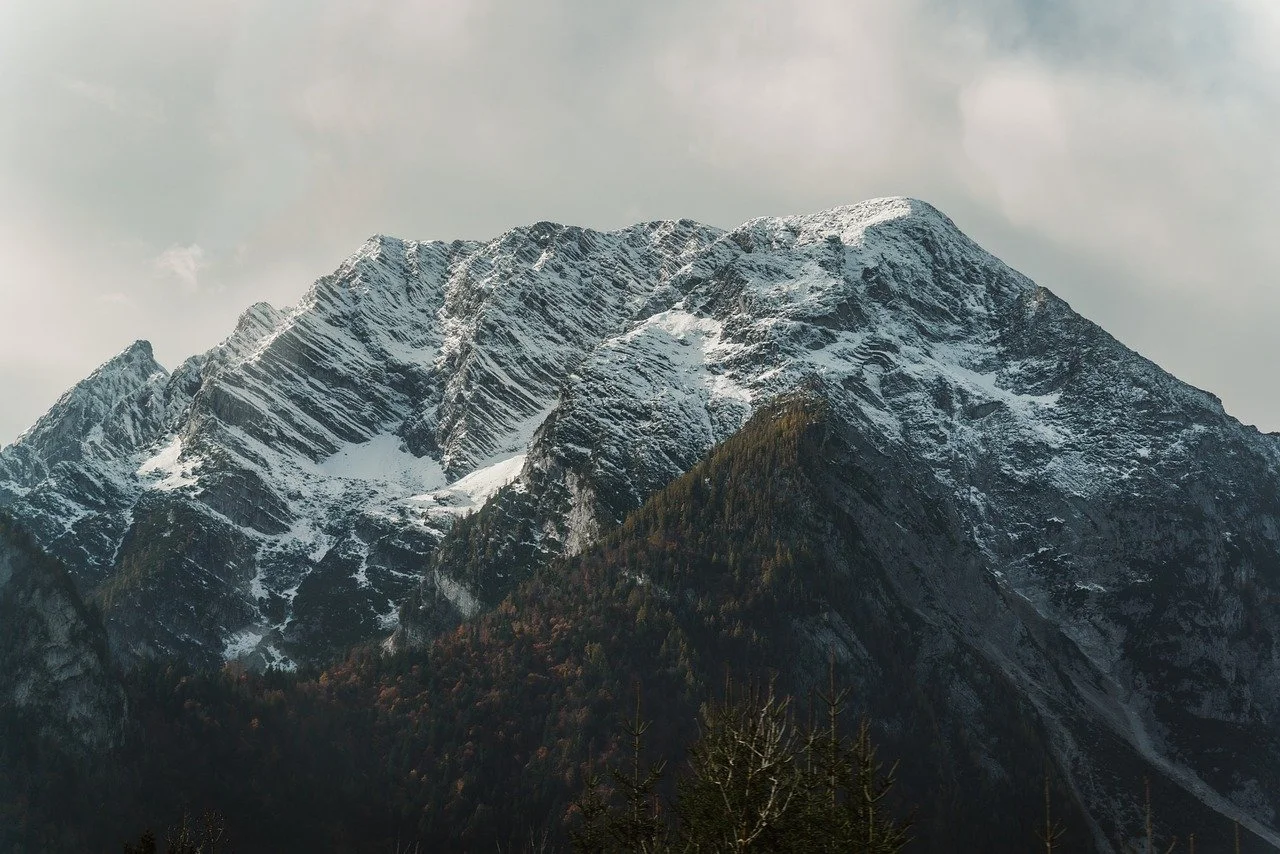 Majestic Snow Mountain: Your Gateway to Alpine Grandeur