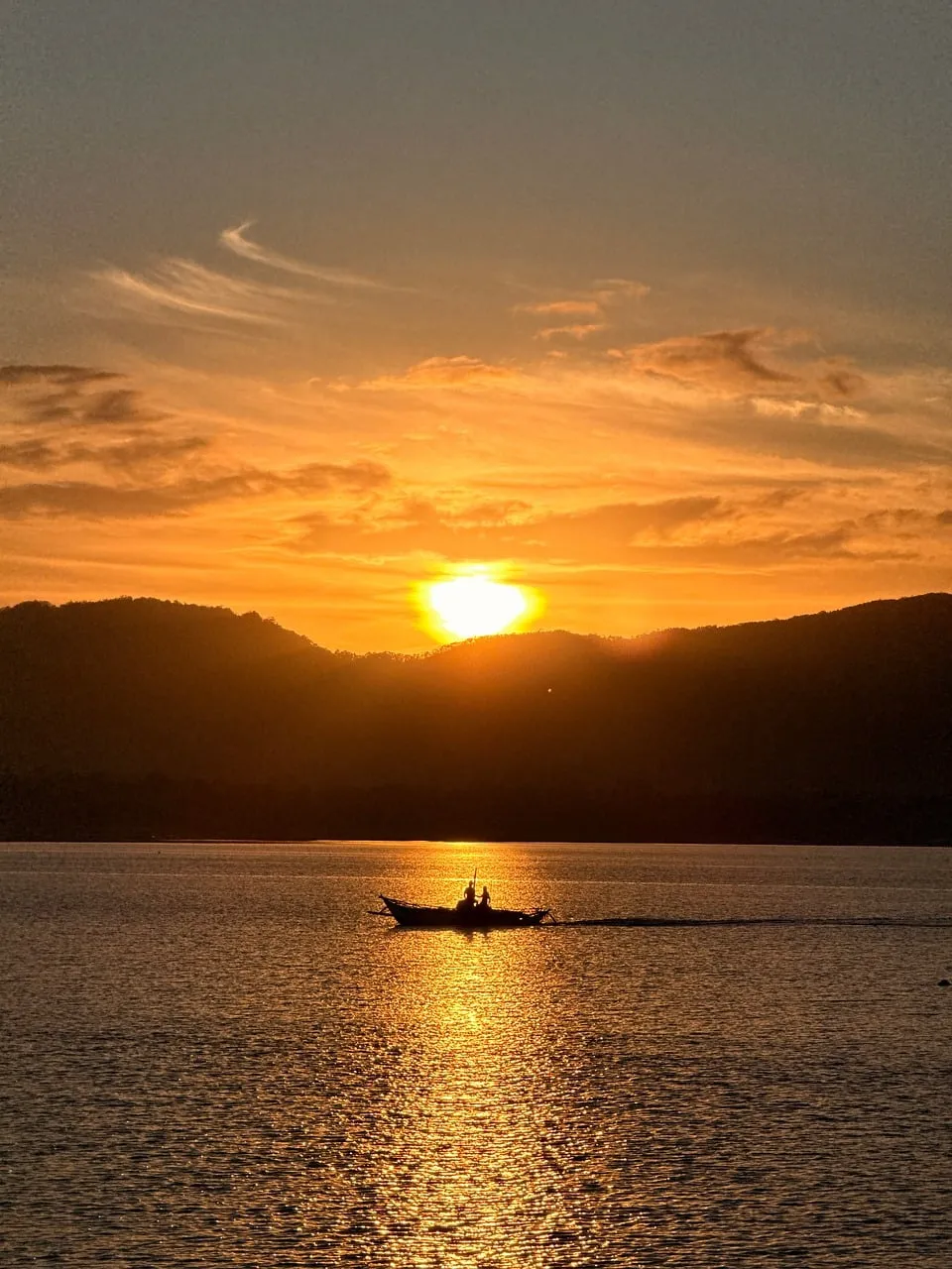 Breathtaking Sunset Silhouette: Rowboat on Golden Waters
