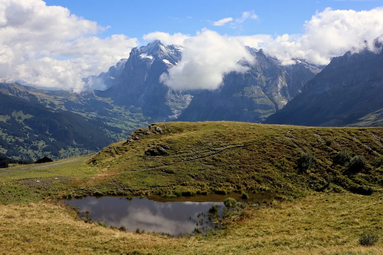 Breathtaking Alpine Panorama: Serene Lake Reflects Majestic Peaks