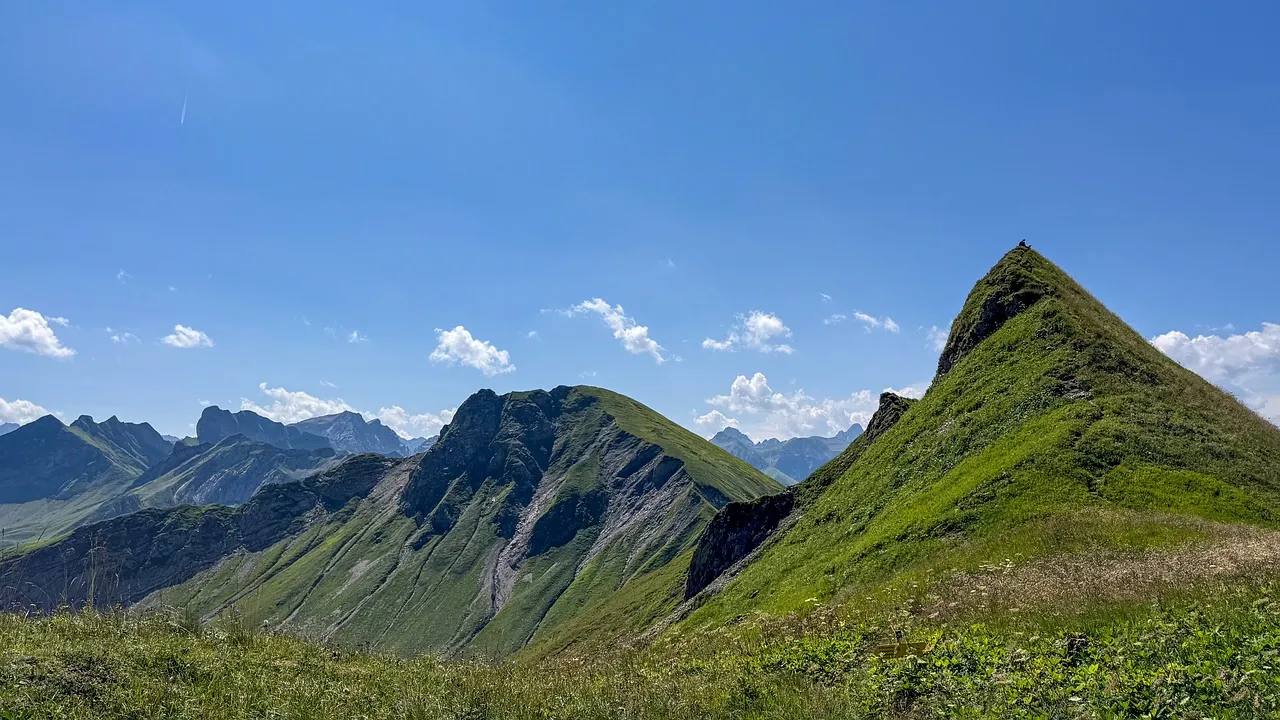 Breathtaking Alpine Panorama: Summer Peaks & Verdant Slopes