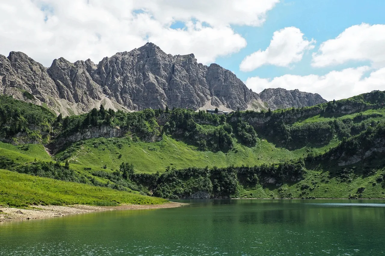Breathtaking Alpine Lake Serenity: Tranquil Mountain Escape