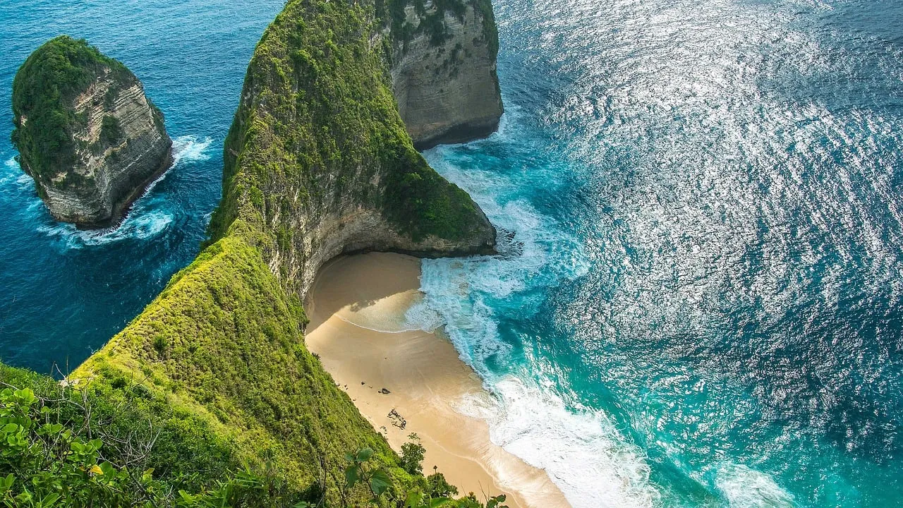 Breathtaking Bali: Kelingking Beach's Majestic Coastal Serenity