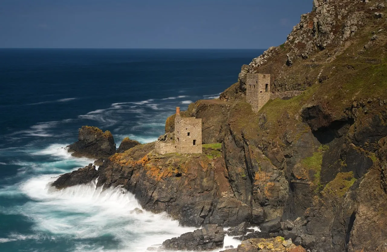Dramatic Cornish Cliffs: Ancient Ruins Meet Crashing Waves