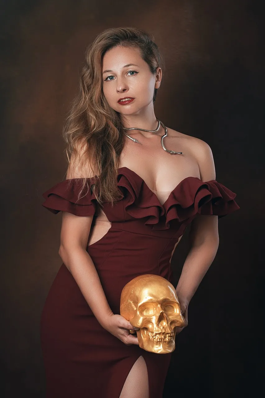 Enchanting Femme Fatale: Golden Skull & Glamorous Evening Wear