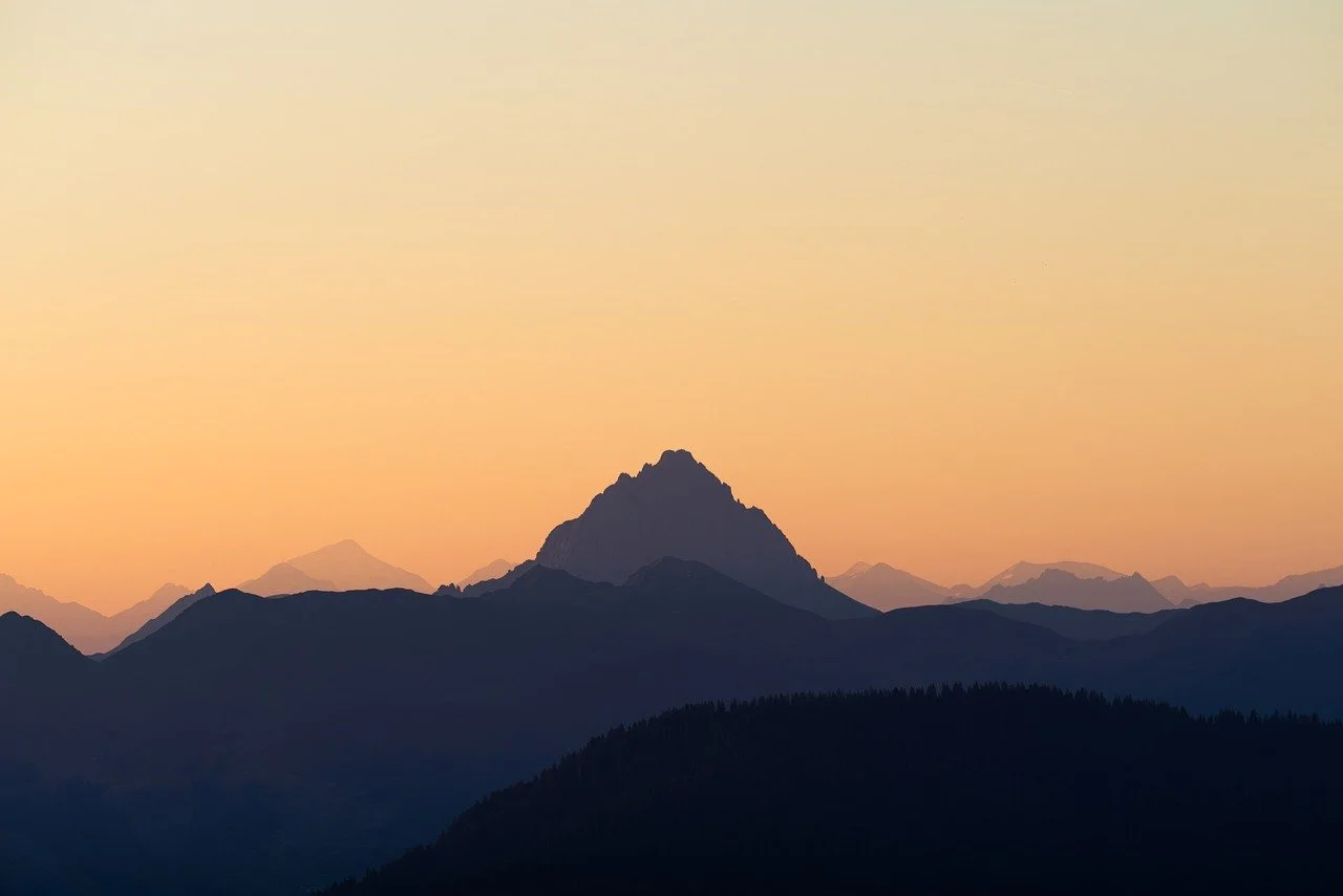 Dramatic Sunset Peaks: Serene Mountain Landscape