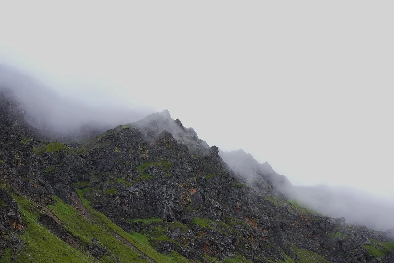 Dramatic Mist-Kissed Peaks: A Mountainous Morning Landscape