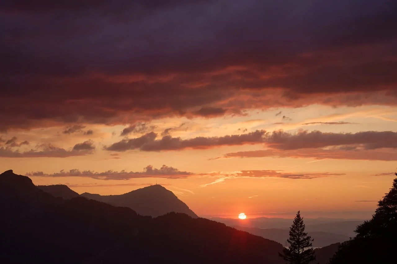 Breathtaking Mountain Sunset: A Symphony of Red and Gold