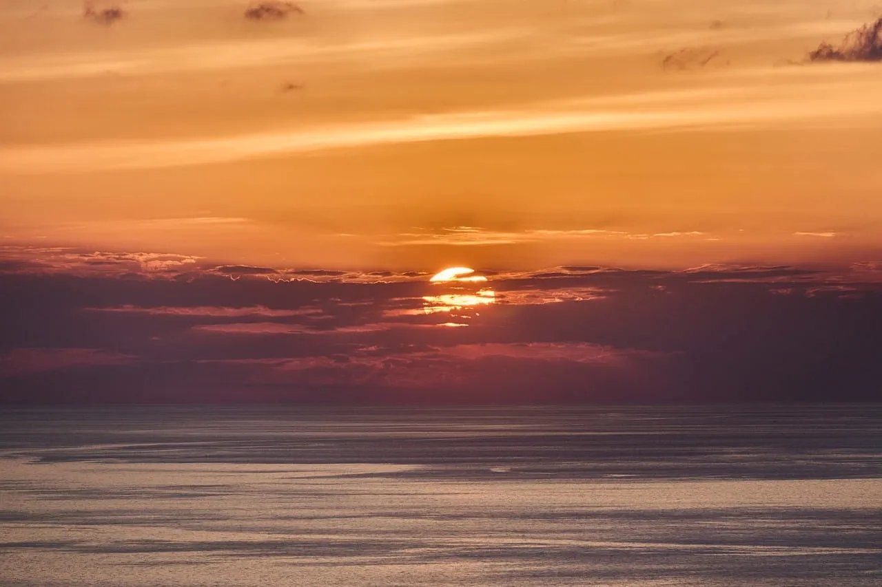 Breathtaking Ocean Sunset: Golden Horizon & Tranquil Seas