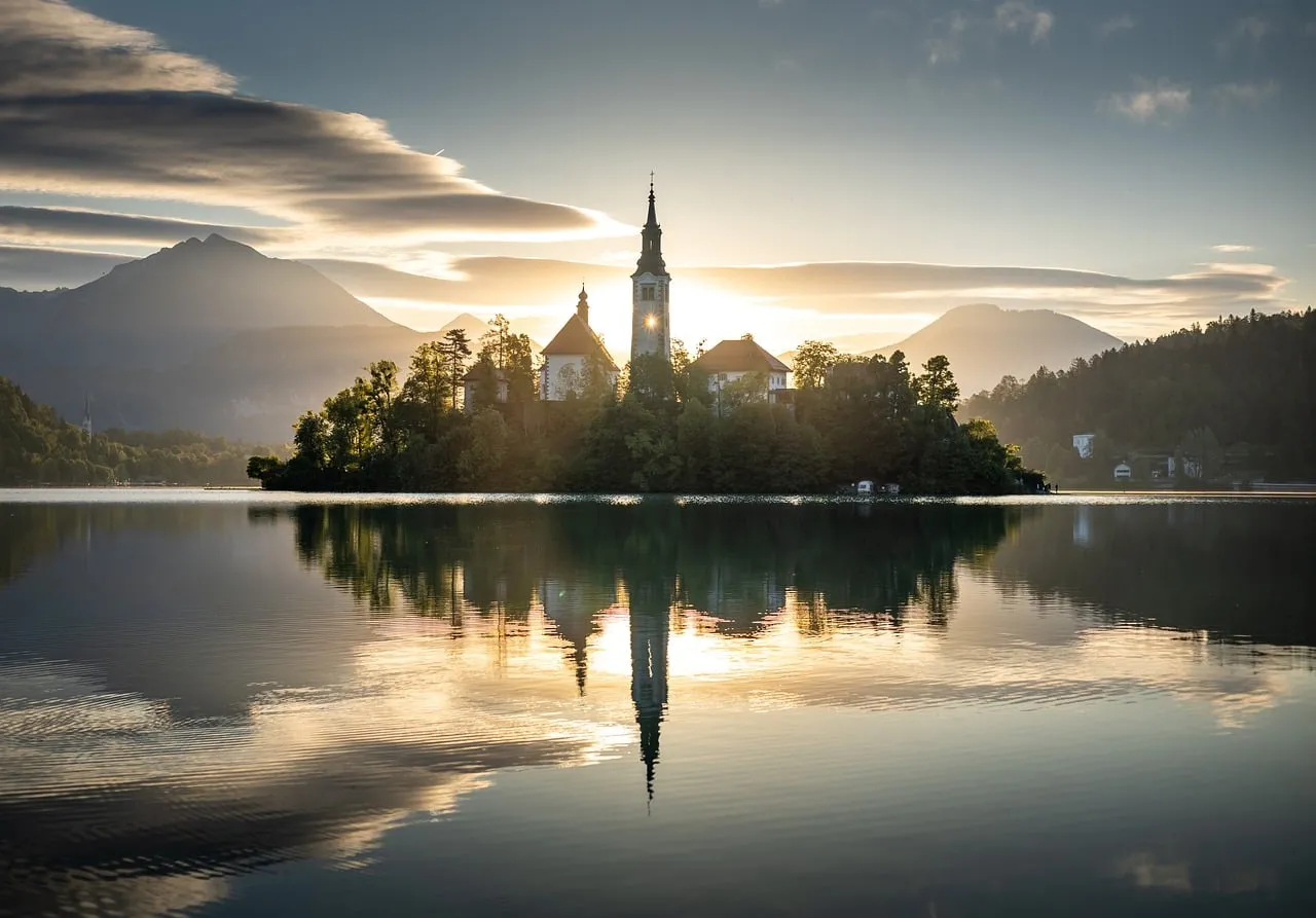 Breathtaking Bled Sunrise: Church Island's Golden Reflection