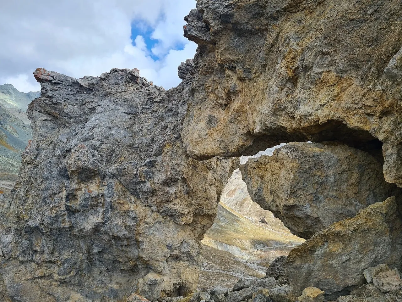 Majestic Rock Arch: Nature's Grand Gateway in the Mountains