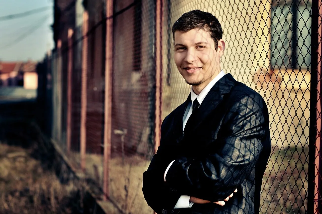 Confident Young Man in Suit: Urban Charm Portrait