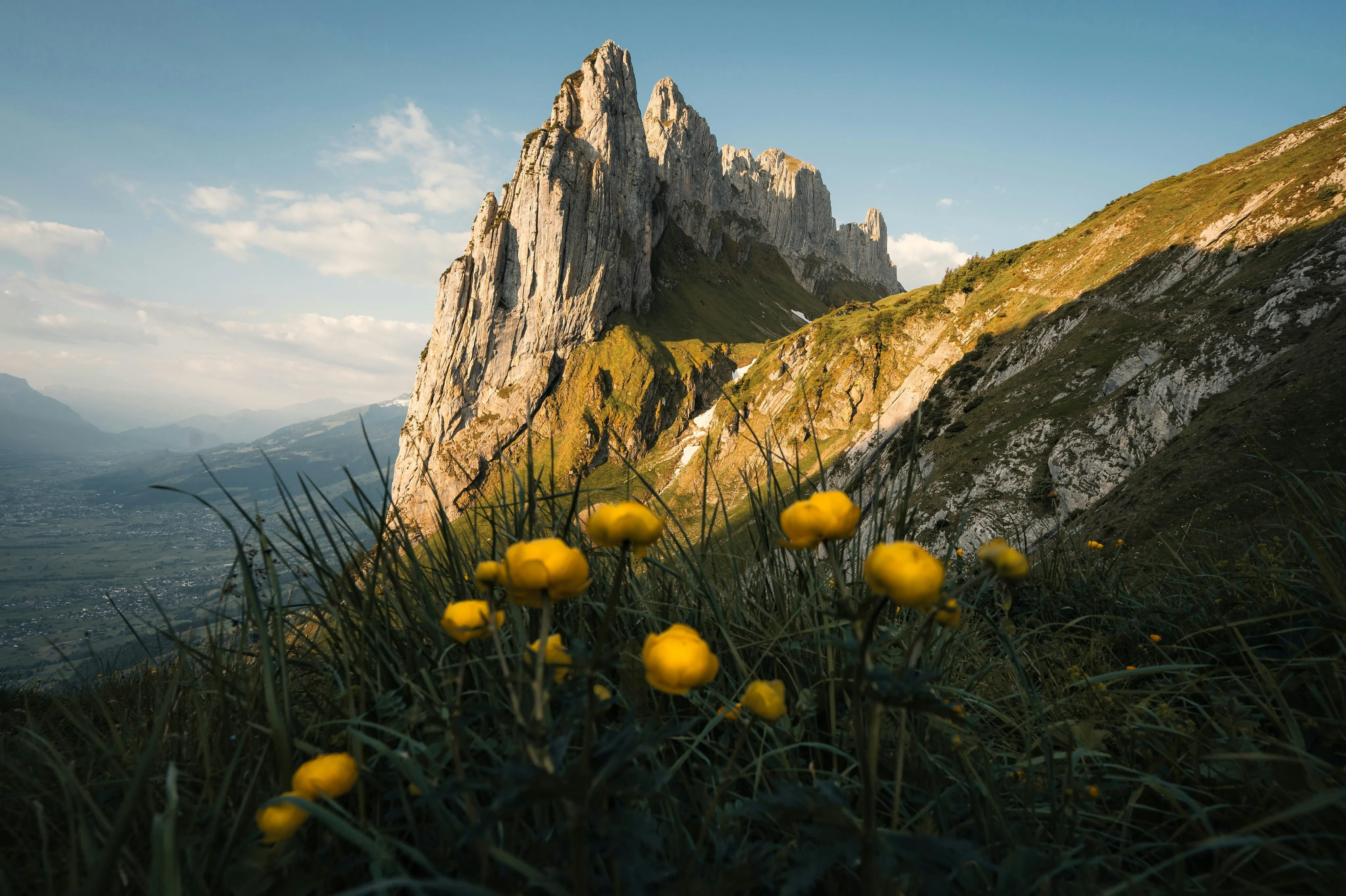 Breathtaking Mountain Vistas: Golden Sunlight Bathes Alpine Peaks