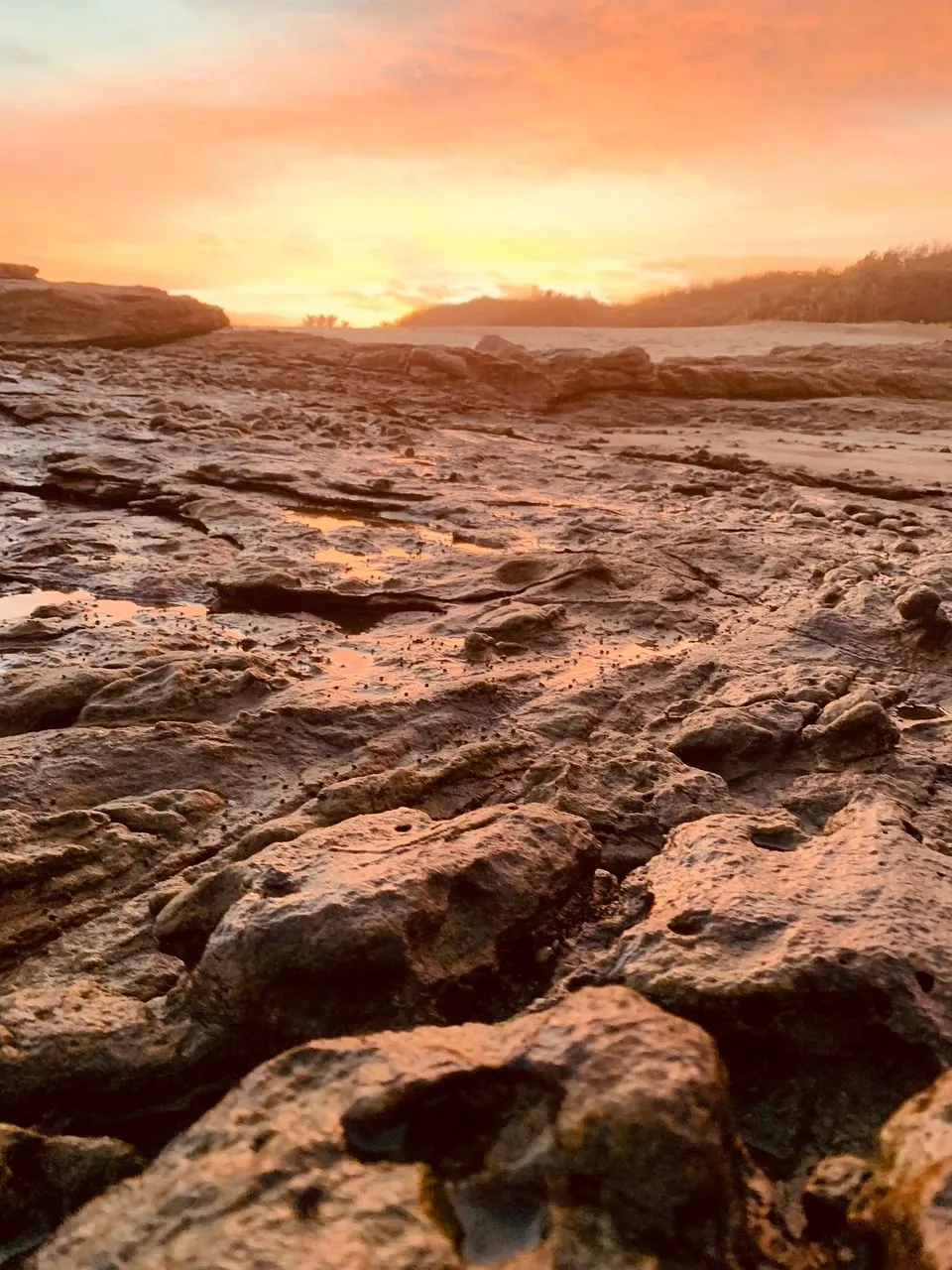Breathtaking Rocky Beach Sunset: Nature's Golden Embrace