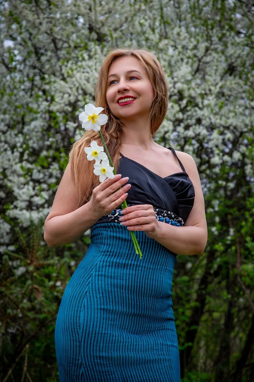 Stunning Blonde in Bloom: Spring Fashion Elegance