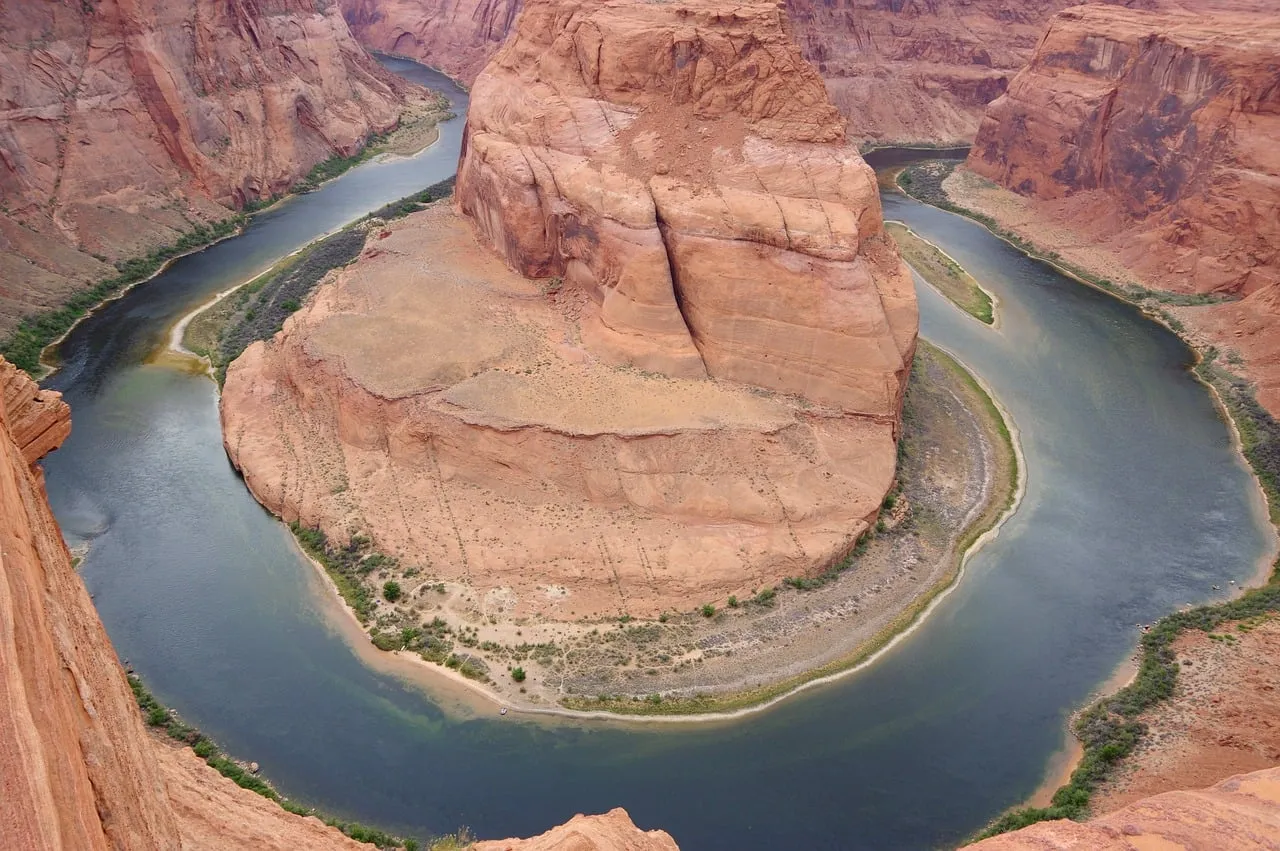 Breathtaking Horseshoe Bend: Nature's Majestic Red Rock Formation
