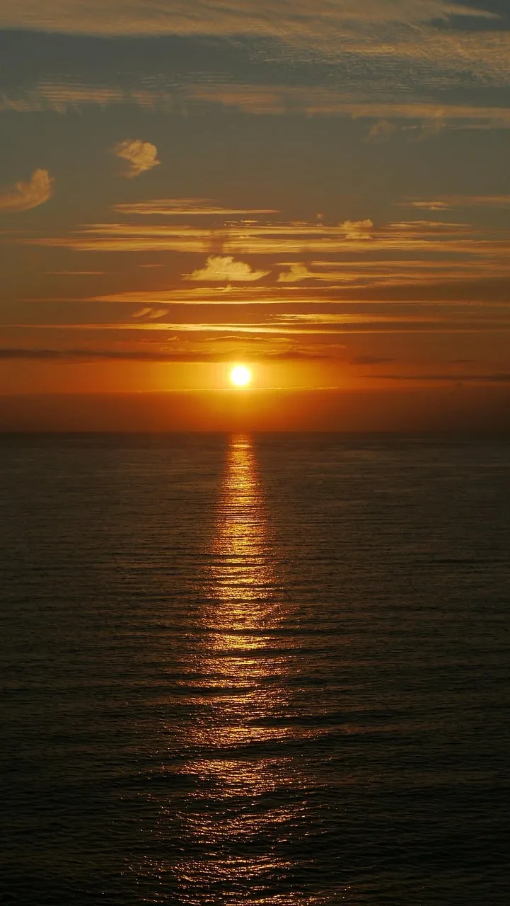 Breathtaking Ocean Sunset: Golden Hour Serenity