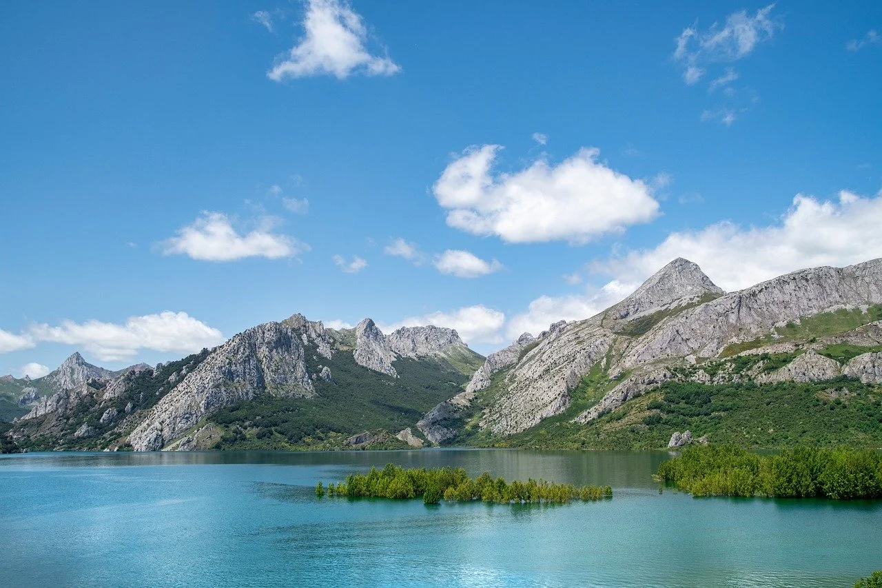 Stunning Riaño Lake: Majestic Peaks & Serene Blue Waters