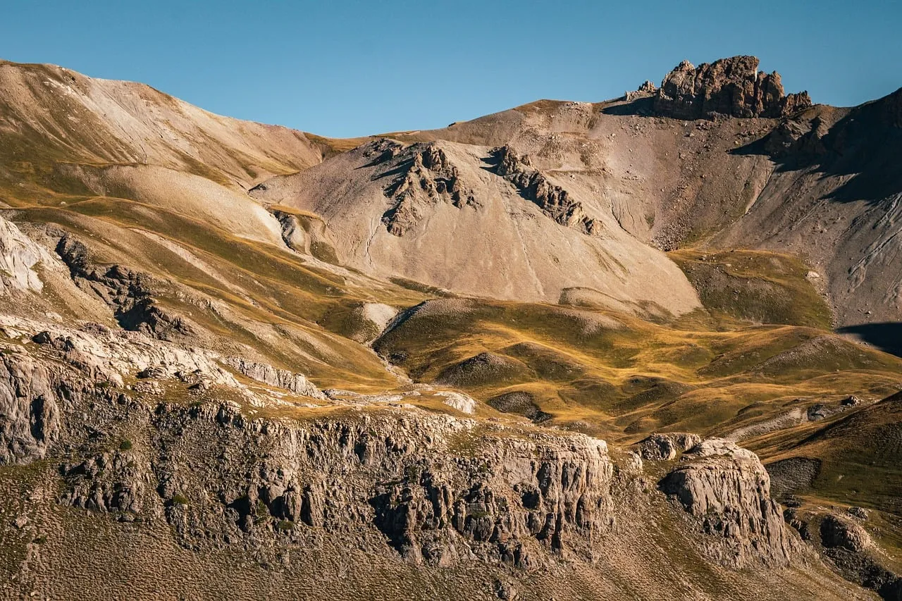 Majestic Alpine Peaks: Summer Hiking Grandeur