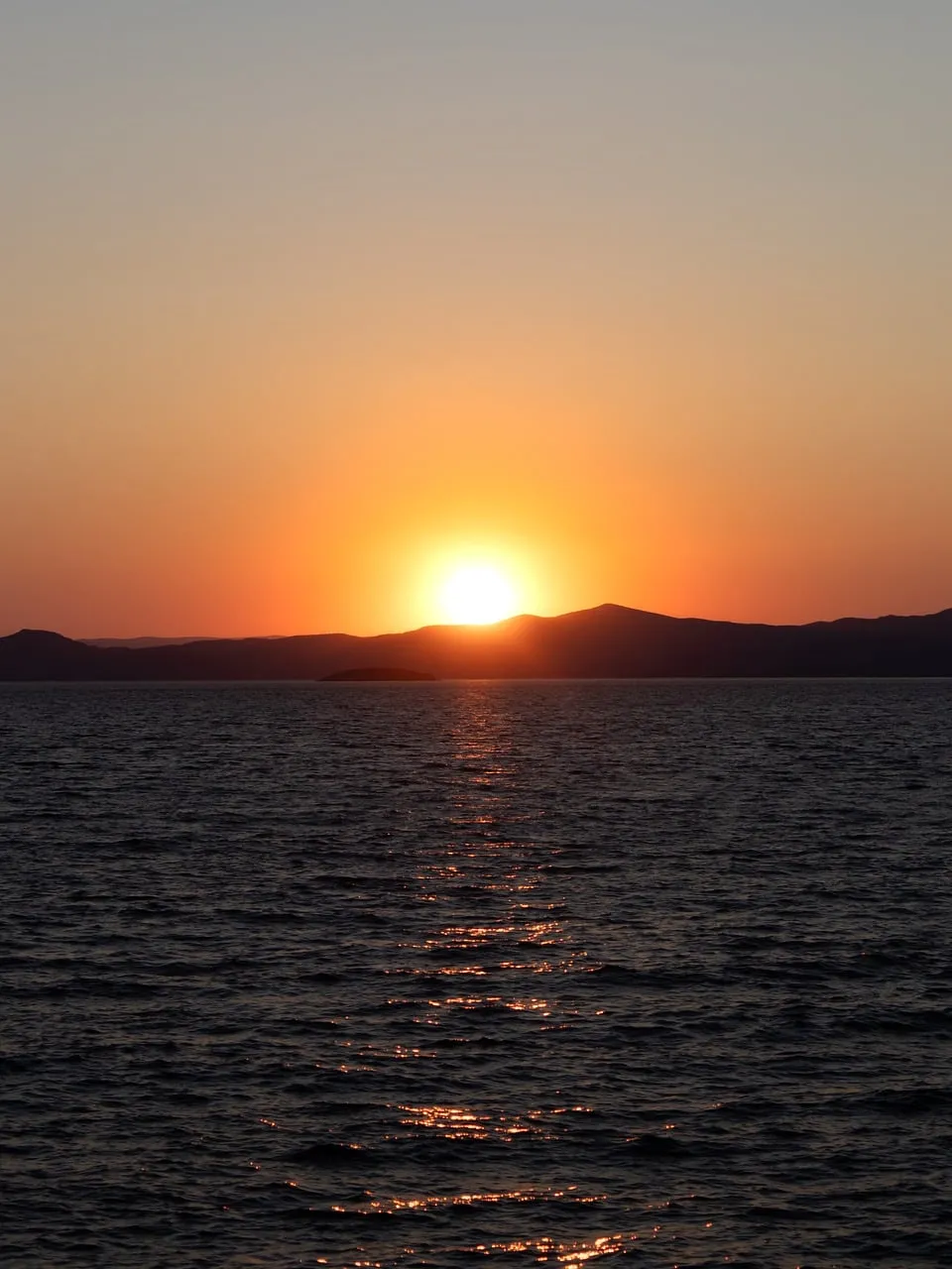 Breathtaking Ocean Sunset: Golden Horizon Reflecting Tranquility