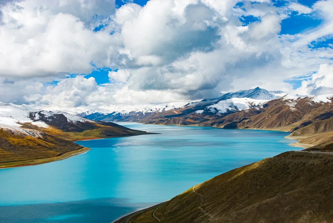 Azure Splendor: Yamdrok Lake's Tibetan Mountain Majesty