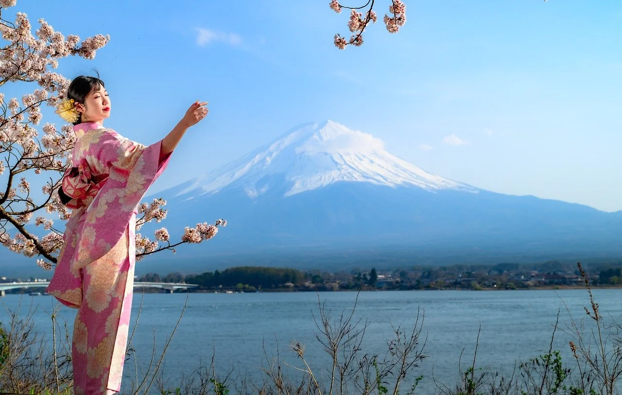 Breathtaking Fuji: Kimono & Sakura by Kawaguchiko Lake