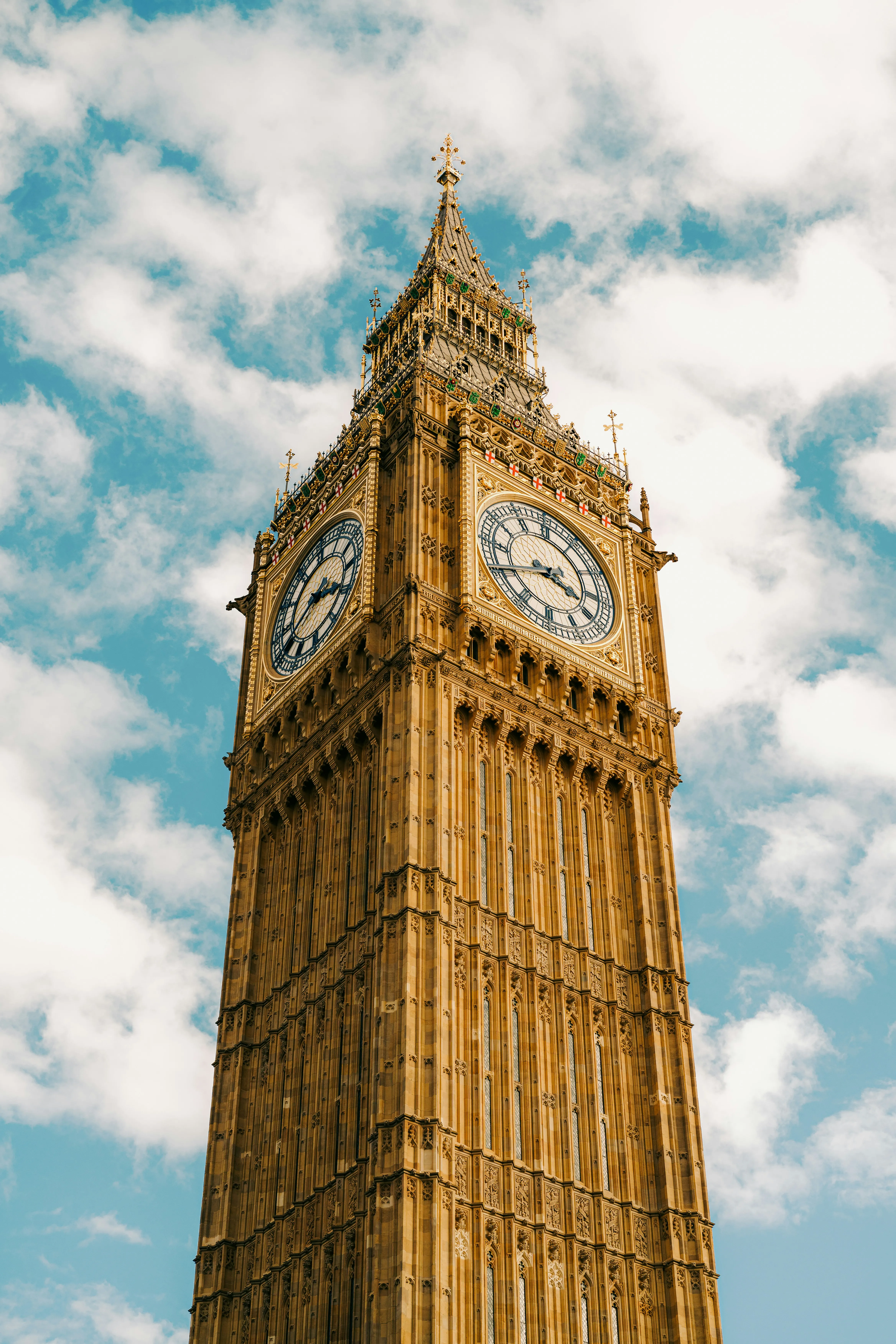 Iconic London: Majestic Big Ben Against a Dynamic Sky