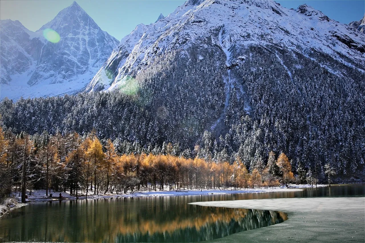 Breathtaking Alpine Panorama: Snow-Kissed Peaks & Golden Autumn Reflections