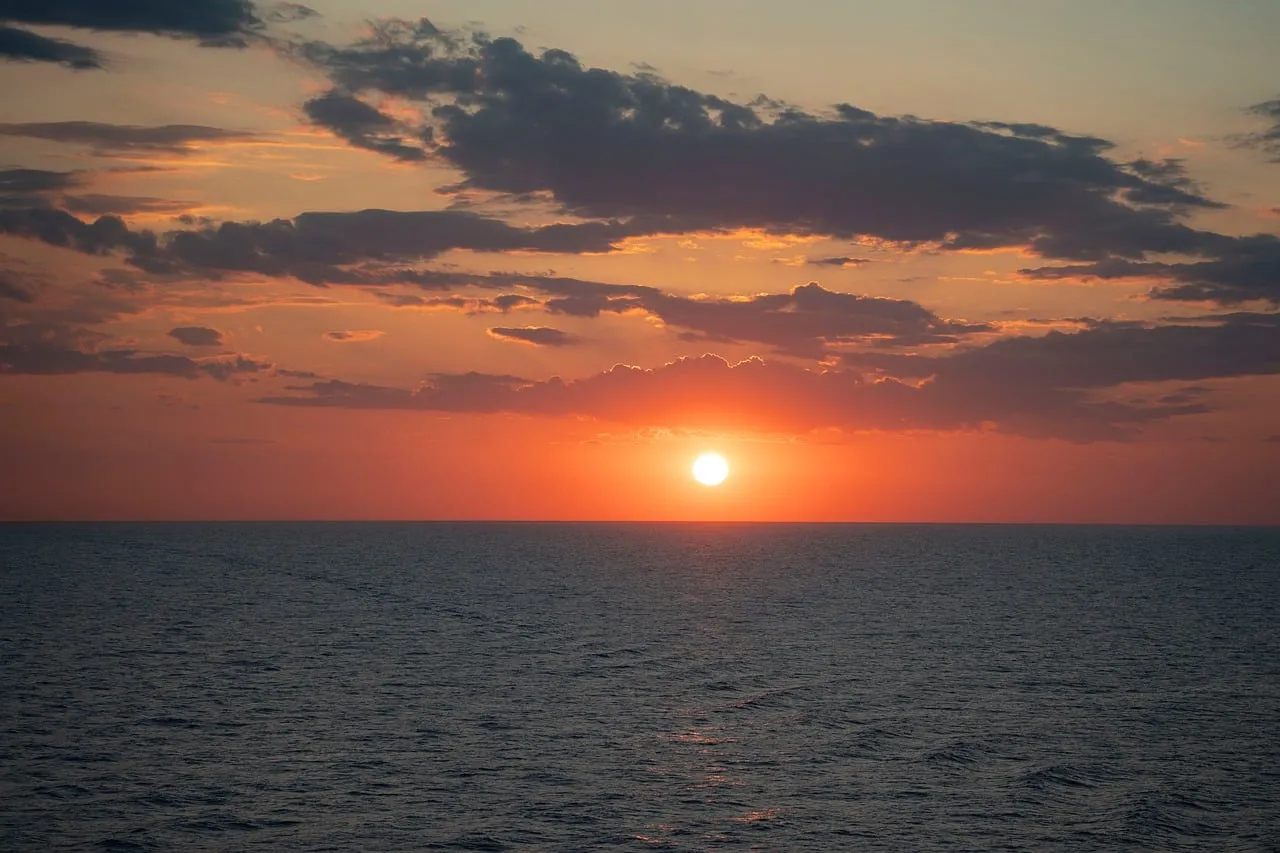 Breathtaking Ocean Sunset: Golden Horizon, Serene Sky