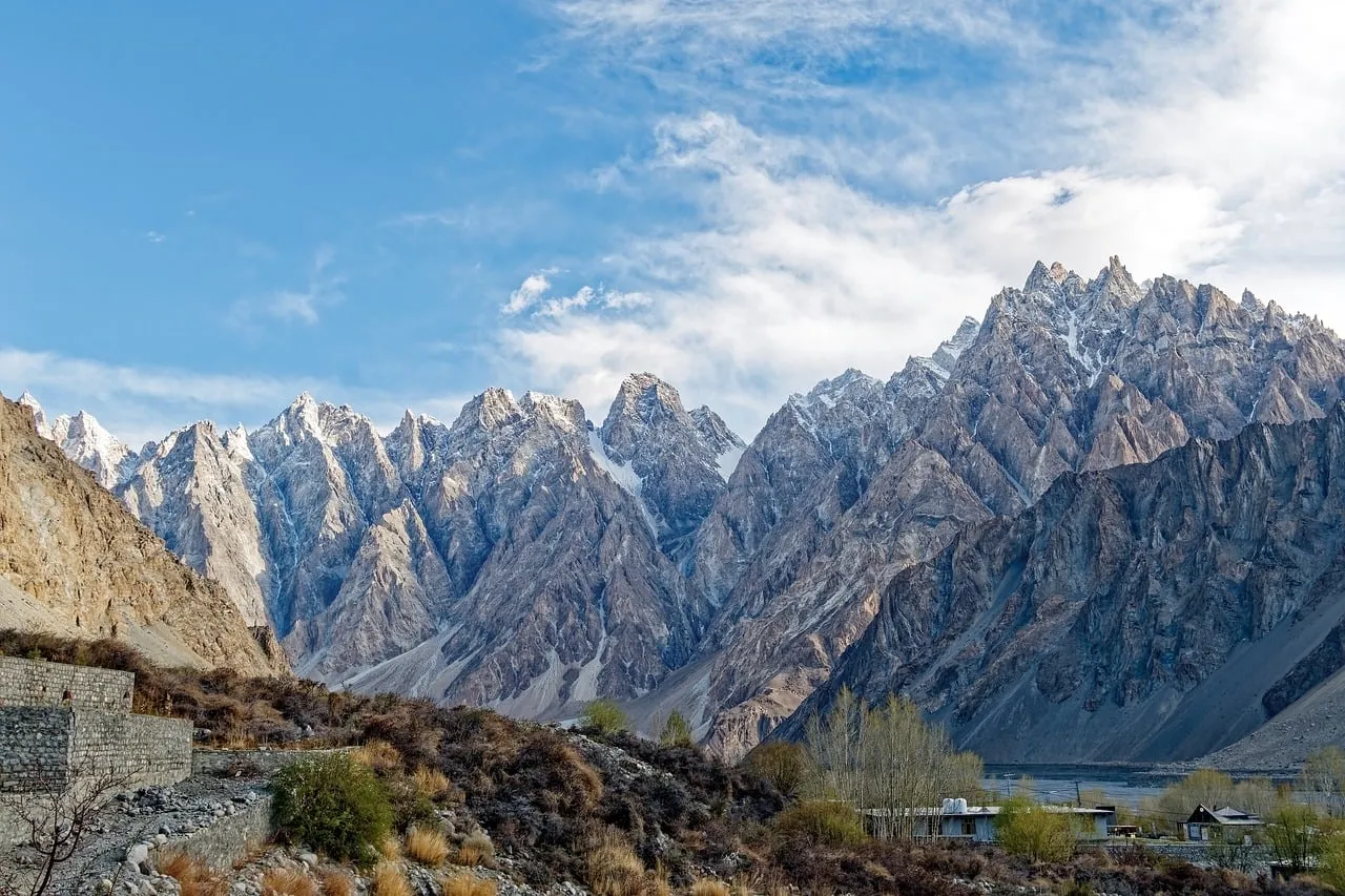 Majestic Karakoram: A Breathtaking Vista of Passu Cones