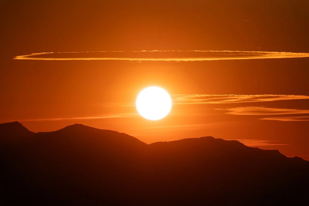 Breathtaking Mountain Sunset: Golden Horizon