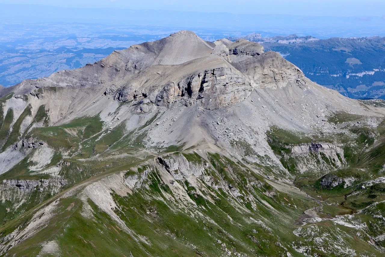 Majestic Alpine Panorama: Serene Peaks and Pristine Vistas