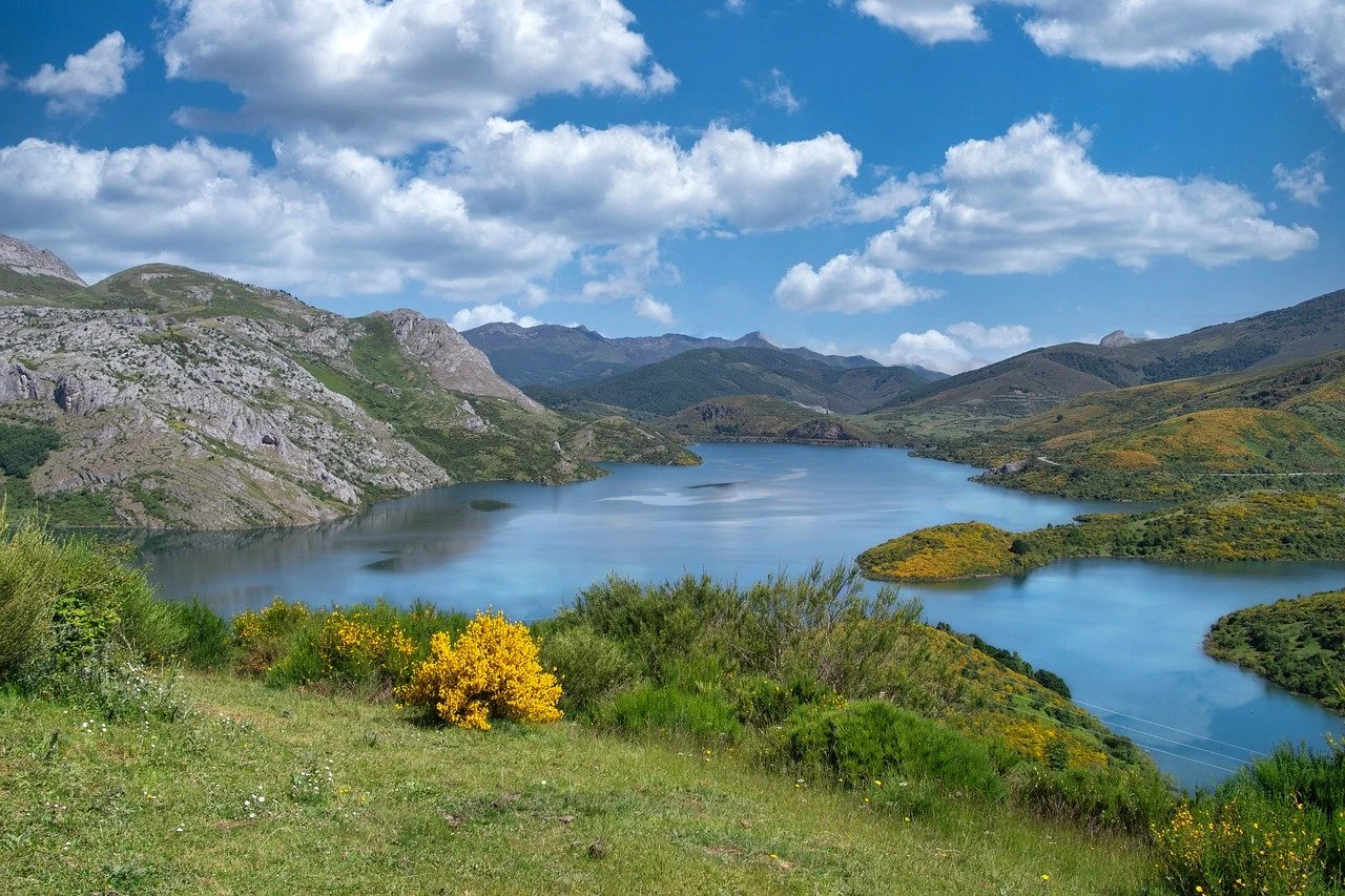 Breathtaking Riaño Lake: Serene Peaks and Vibrant Summer Hues