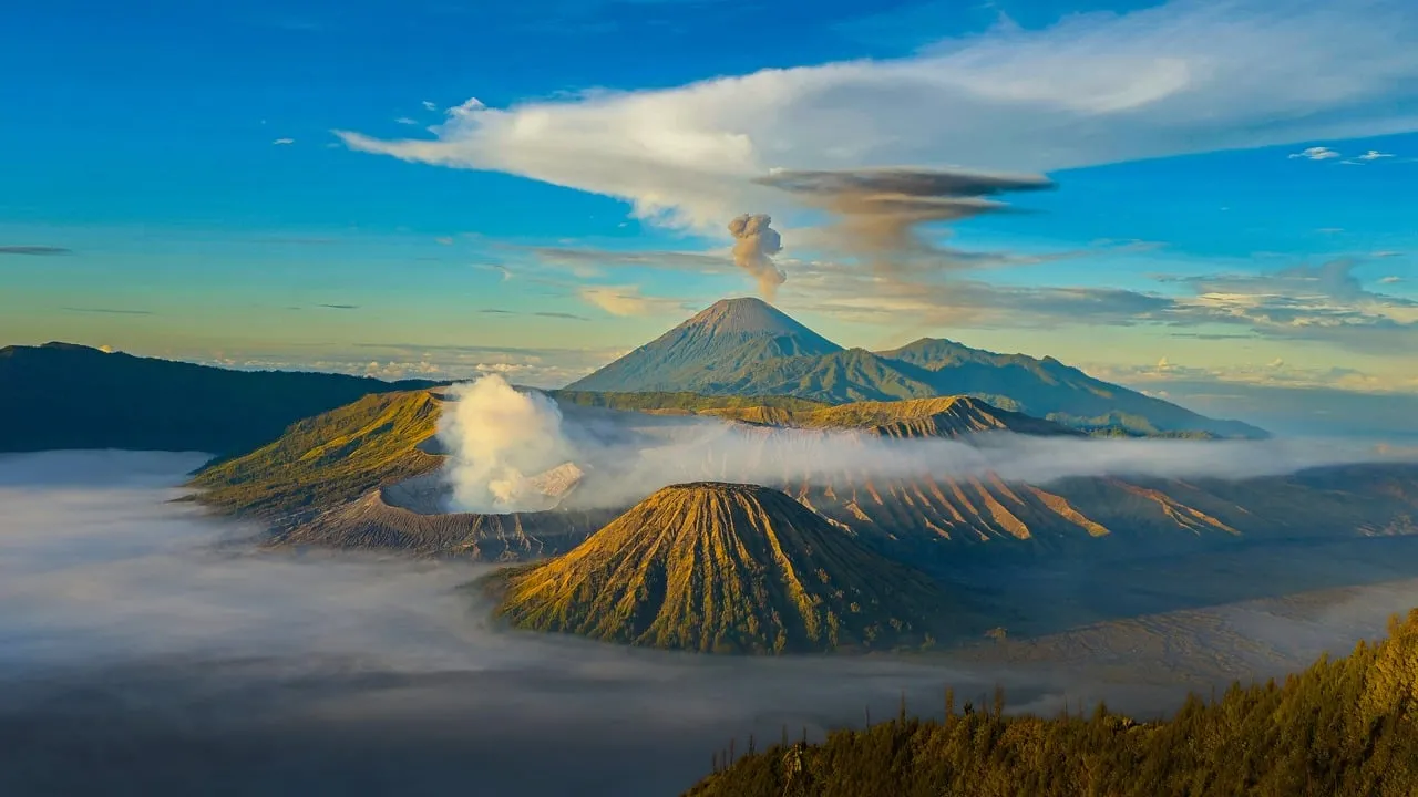 Breathtaking Volcanic Sunrise Over Indonesia's Bromo-Semeru Landscape