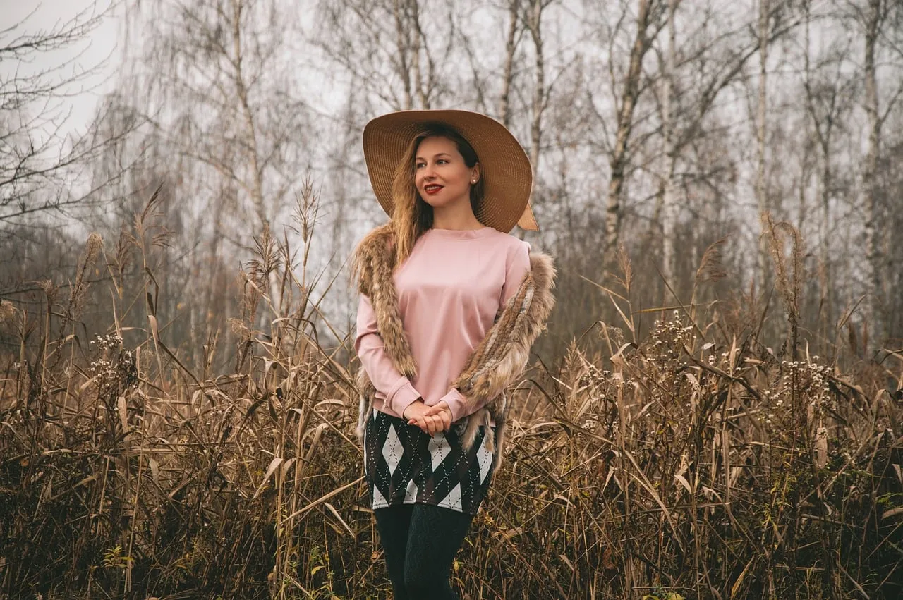 Enchanting Autumn Portrait: Stylish Woman in Nature's Embrace