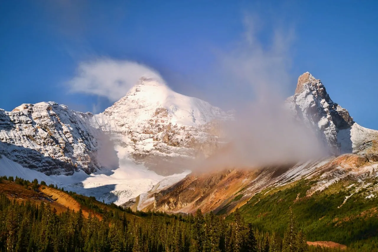 Breathtaking Autumn Peaks: Banff's Majestic Snowy Rockies