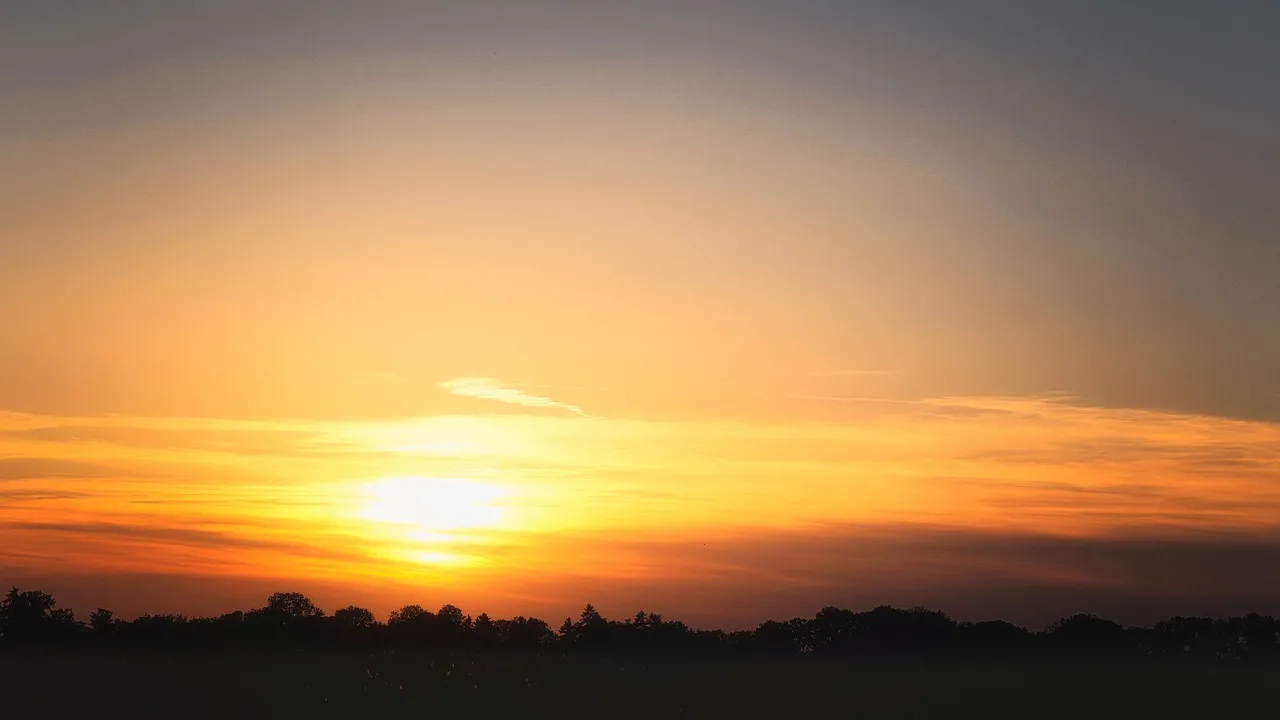 Breathtaking Golden Sunset Over Serene Horizon