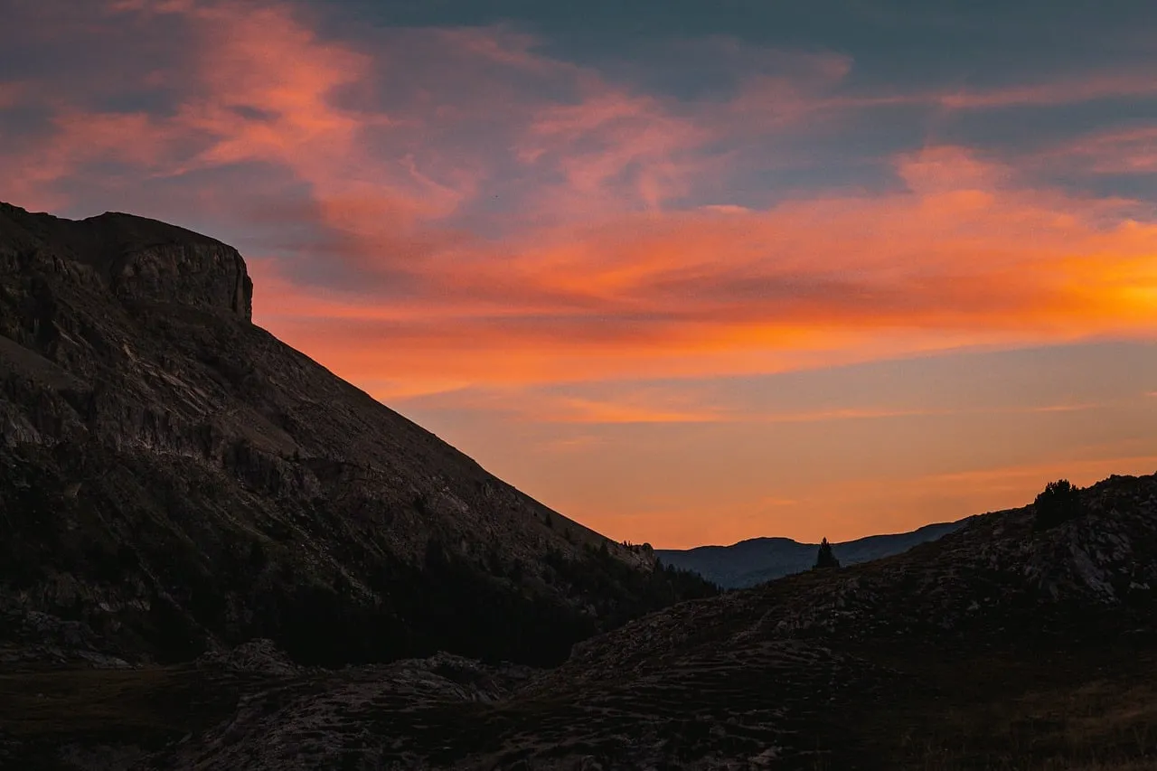 Dramatic Alpine Sunset: A Symphony of Fiery Skies