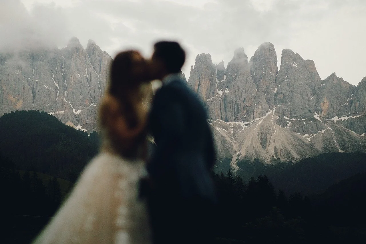 Breathtaking Mountain Wedding Kiss: Love Amidst Peaks
