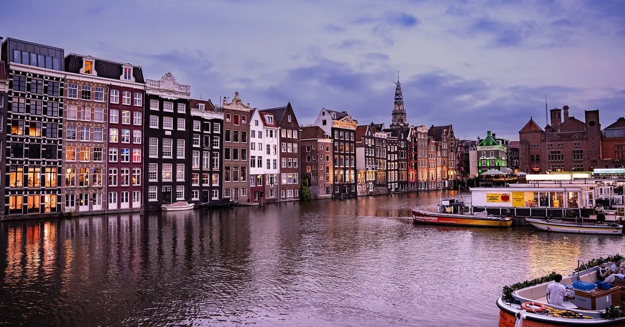 Enchanting Amsterdam Sunset: Canals, Architecture & Reflections