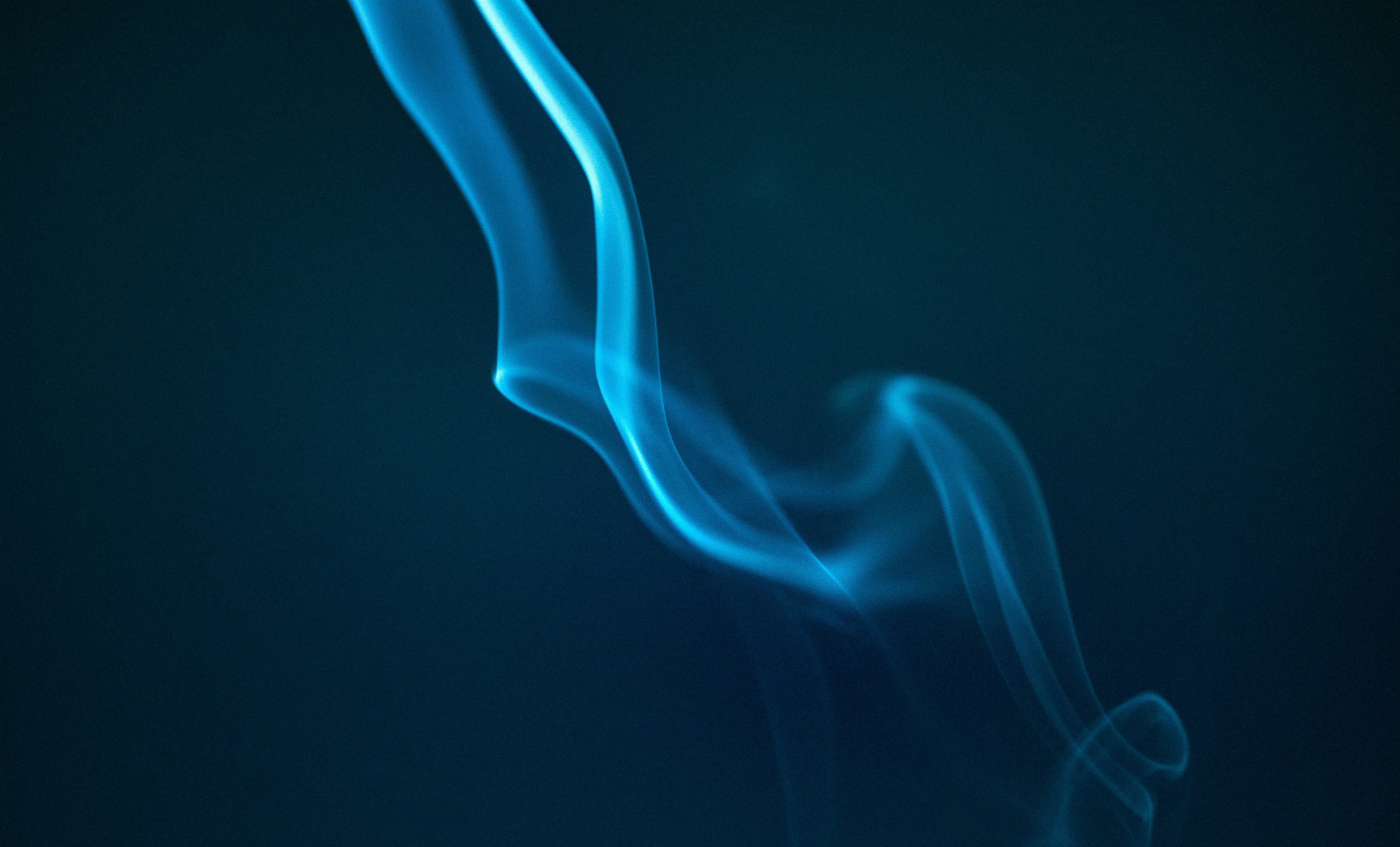 Mesmerizing Blue Smoke Trails: Abstract Flowing Art