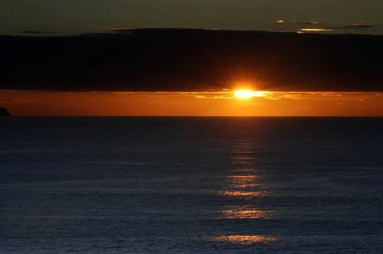 Breathtaking Ocean Sunset: Golden Horizon & Reflective Waters