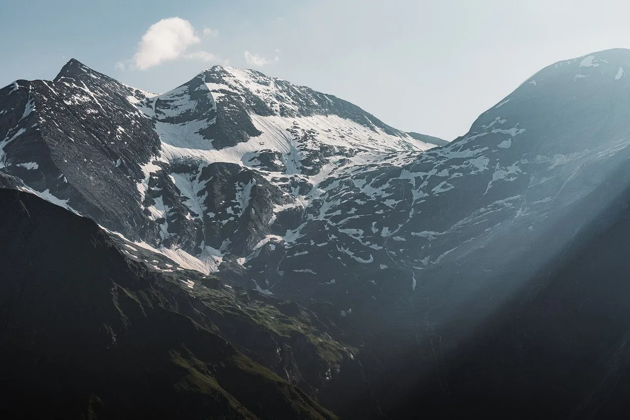 Breathtaking Alpine Majesty: Snow-Capped Peaks & Glacial Valleys