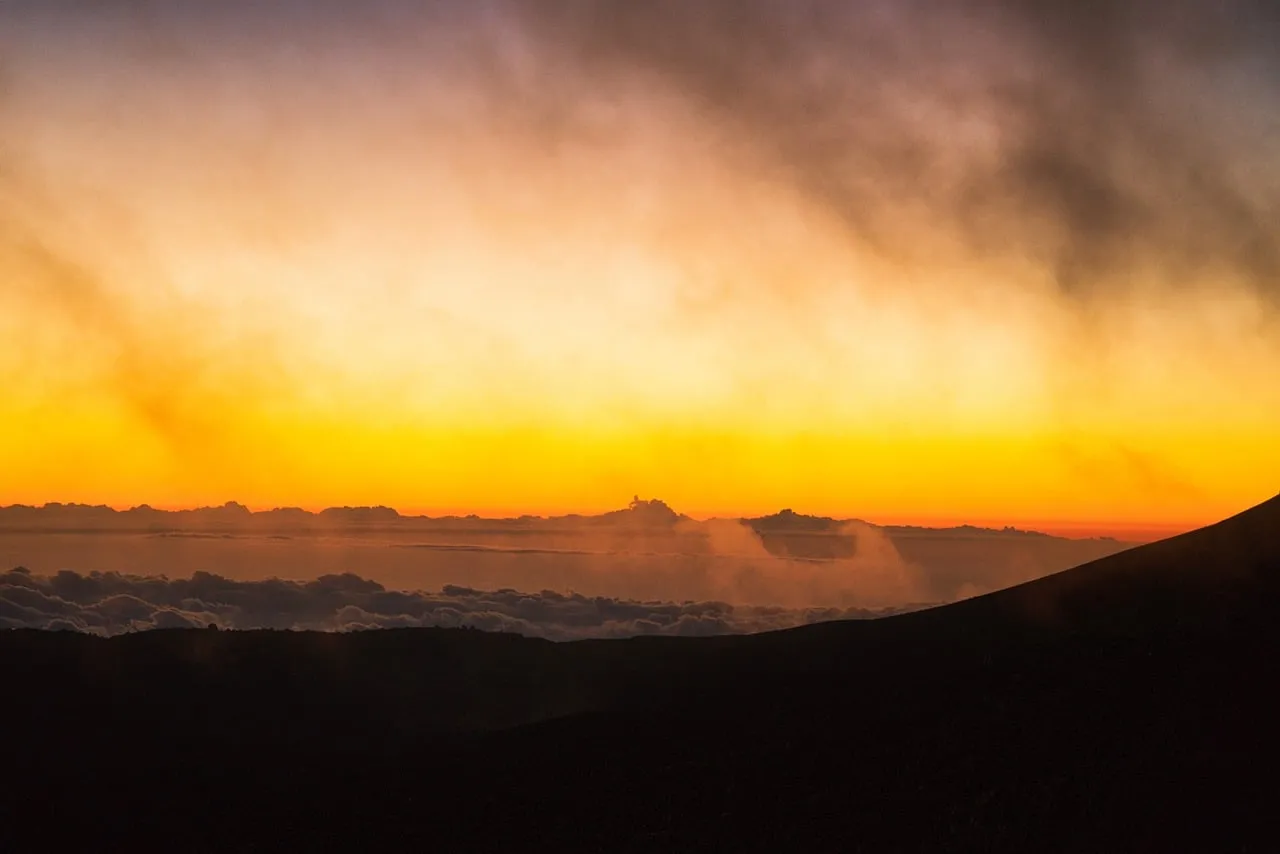 Breathtaking Mountain Sunset: Golden Horizon & Misty Peaks
