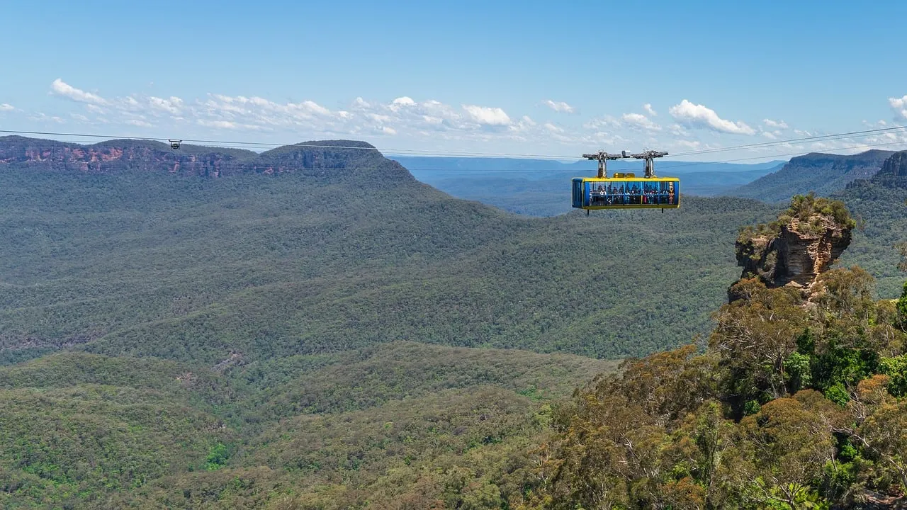 Panoramic Blue Mountains: Cable Car Adventure Above Verdant Peaks